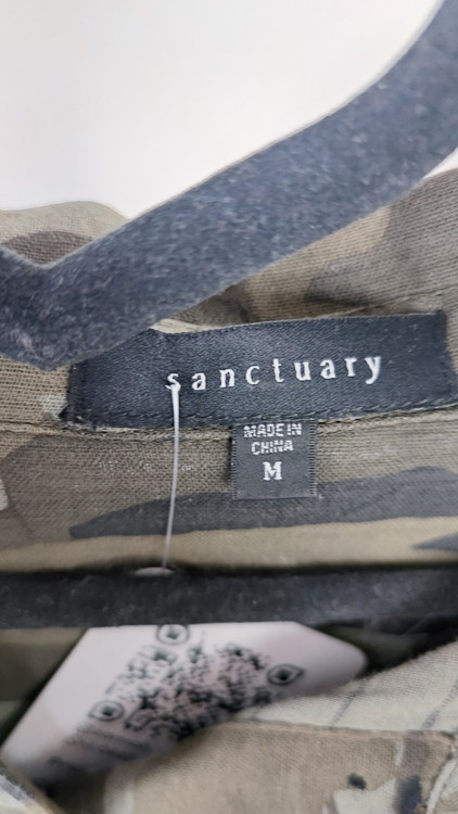 شومیز آستینبلند زنانه طرح چریکی سبز و قهوهای وارداتی کد ۱۹۶۹ * نمای تنخور: مدل شومیز سایز بزرگ ۵۴ و ۵۶ طرح ارتشی استوک برند