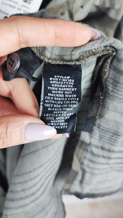 شومیز آستینبلند زنانه طرح چریکی سبز و قهوهای وارداتی کد ۱۹۶۹ * نمای تنخور: مدل شومیز سایز بزرگ ۵۴ و ۵۶ طرح ارتشی استوک برند