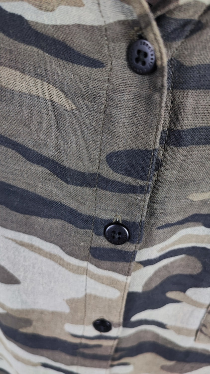 شومیز آستینبلند زنانه طرح چریکی سبز و قهوهای وارداتی کد ۱۹۶۹ * نمای تنخور: مدل شومیز سایز بزرگ ۵۴ و ۵۶ طرح ارتشی استوک برند