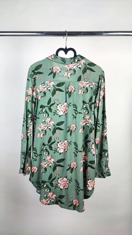 شومیز زنانه آستینبلند طرح گلدار سبز و صورتی وارداتی کد ۱۸۹۸ * نمای نزدیک: جزئیات پارچه نخی و باکیفیت شومیز مجلسی زنانه استوک