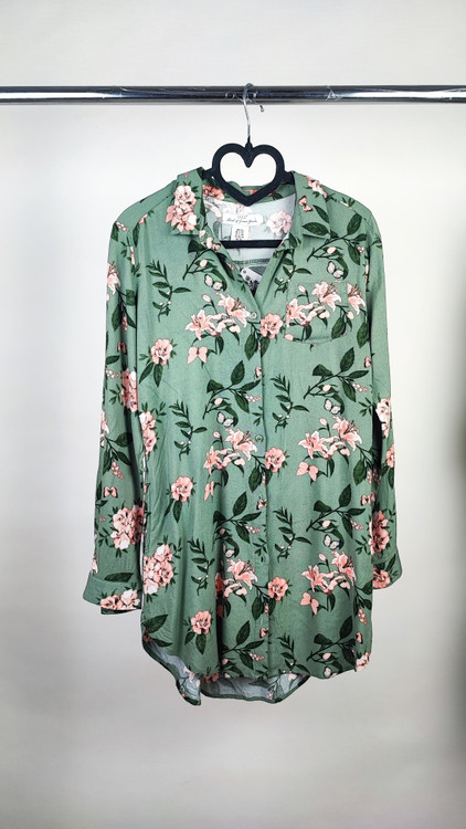 شومیز زنانه آستینبلند طرح گلدار سبز و صورتی وارداتی کد ۱۸۹۸ * نمای نزدیک: جزئیات پارچه نخی و باکیفیت شومیز مجلسی زنانه استوک