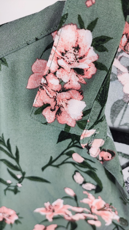 شومیز زنانه آستینبلند طرح گلدار سبز و صورتی وارداتی کد ۱۸۹۸ * نمای نزدیک: جزئیات پارچه نخی و باکیفیت شومیز مجلسی زنانه استوک