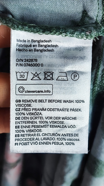 شومیز زنانه آستینبلند طرح گلدار سبز و صورتی وارداتی کد ۱۸۹۸ * نمای نزدیک: جزئیات پارچه نخی و باکیفیت شومیز مجلسی زنانه استوک