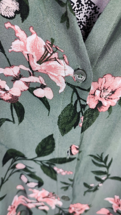 شومیز زنانه آستینبلند طرح گلدار سبز و صورتی وارداتی کد ۱۸۹۸ * نمای نزدیک: جزئیات پارچه نخی و باکیفیت شومیز مجلسی زنانه استوک