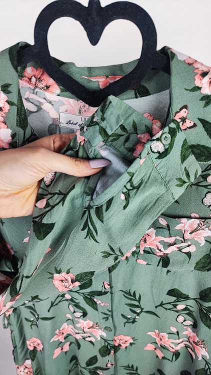 شومیز زنانه آستینبلند طرح گلدار سبز و صورتی وارداتی کد ۱۸۹۸ * نمای نزدیک: جزئیات پارچه نخی و باکیفیت شومیز مجلسی زنانه استوک