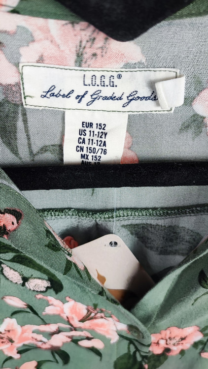 شومیز زنانه آستینبلند طرح گلدار سبز و صورتی وارداتی کد ۱۸۹۸ * نمای نزدیک: جزئیات پارچه نخی و باکیفیت شومیز مجلسی زنانه استوک