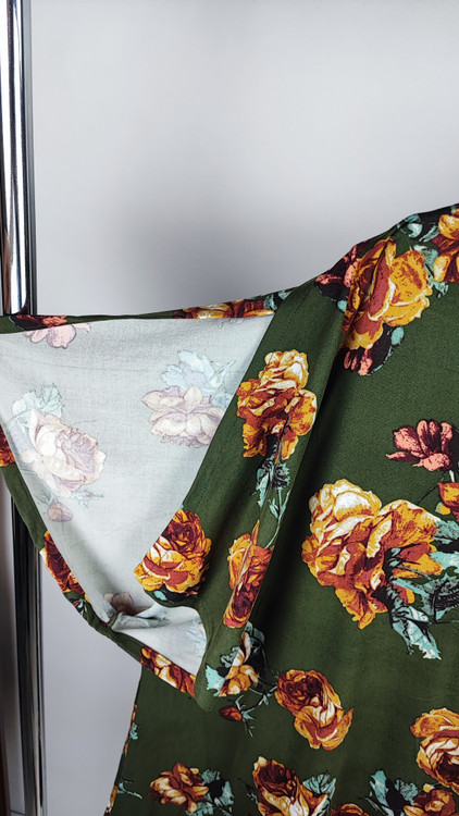 شومیز آستینکوتاه زنانه سایز بزرگ طرح گل رز وارداتی کد ۲۰۸۴ * نمای تنخور: مدل شومیز نخی قواره بزرگ مناسب سایز ۶۰ و ۶۲ استوک برند