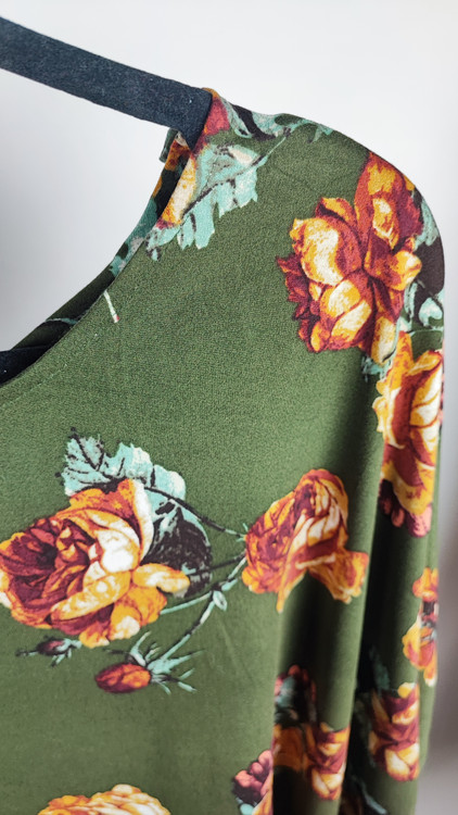 شومیز آستینکوتاه زنانه سایز بزرگ طرح گل رز وارداتی کد ۲۰۸۴ * نمای تنخور: مدل شومیز نخی قواره بزرگ مناسب سایز ۶۰ و ۶۲ استوک برند