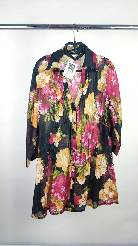 شومیز دکمهدار زنانه مشکی با طرح گلهای درشت رنگی وارداتی کد ۱۹۳۹ * نمای تنخور: استایل شومیز مجلسی زنانه سایز ۴۲ و ۴۴ با پارچه لخت و باکیفیت