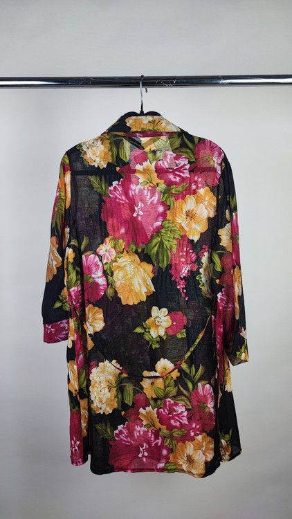 شومیز دکمهدار زنانه مشکی با طرح گلهای درشت رنگی وارداتی کد ۱۹۳۹ * نمای تنخور: استایل شومیز مجلسی زنانه سایز ۴۲ و ۴۴ با پارچه لخت و باکیفیت