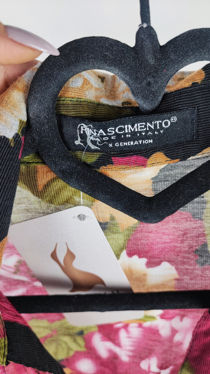 شومیز دکمهدار زنانه مشکی با طرح گلهای درشت رنگی وارداتی کد ۱۹۳۹ * نمای تنخور: استایل شومیز مجلسی زنانه سایز ۴۲ و ۴۴ با پارچه لخت و باکیفیت