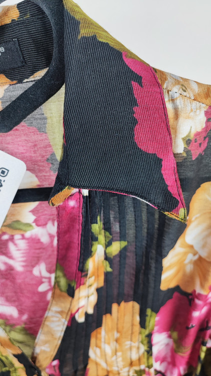 شومیز دکمهدار زنانه مشکی با طرح گلهای درشت رنگی وارداتی کد ۱۹۳۹ * نمای تنخور: استایل شومیز مجلسی زنانه سایز ۴۲ و ۴۴ با پارچه لخت و باکیفیت