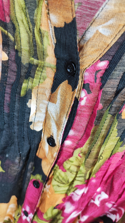 شومیز دکمهدار زنانه مشکی با طرح گلهای درشت رنگی وارداتی کد ۱۹۳۹ * نمای تنخور: استایل شومیز مجلسی زنانه سایز ۴۲ و ۴۴ با پارچه لخت و باکیفیت