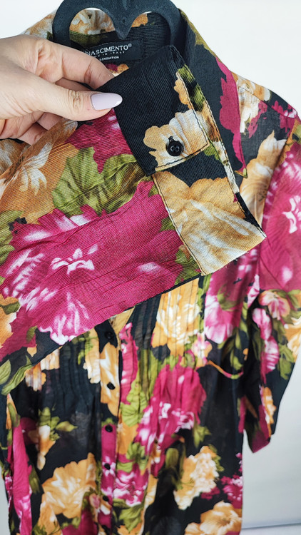 شومیز دکمهدار زنانه مشکی با طرح گلهای درشت رنگی وارداتی کد ۱۹۳۹ * نمای تنخور: استایل شومیز مجلسی زنانه سایز ۴۲ و ۴۴ با پارچه لخت و باکیفیت