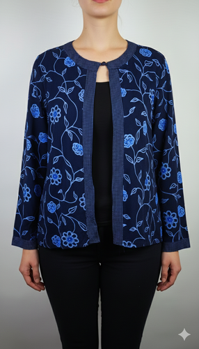 شومیز مجلسی زنانه سرمهای با گلهای آبی وارداتی کد ۱ * تصویر جزئیات: نمای نزدیک از زدگی جزئی پارچه در قسمت سرشانه شومیز استوک