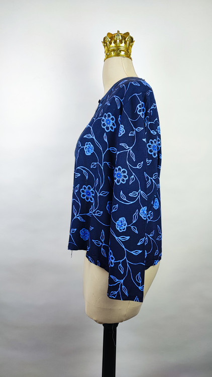 شومیز مجلسی زنانه سرمهای با گلهای آبی وارداتی کد ۱ * تصویر جزئیات: نمای نزدیک از زدگی جزئی پارچه در قسمت سرشانه شومیز استوک