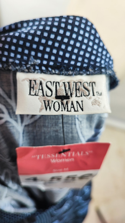 شومیز مجلسی زنانه سرمهای با گلهای آبی وارداتی کد ۱ * تصویر جزئیات: نمای نزدیک از زدگی جزئی پارچه در قسمت سرشانه شومیز استوک