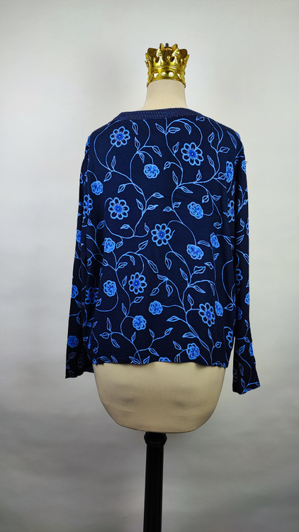 شومیز مجلسی زنانه سرمهای با گلهای آبی وارداتی کد ۱ * تصویر جزئیات: نمای نزدیک از زدگی جزئی پارچه در قسمت سرشانه شومیز استوک