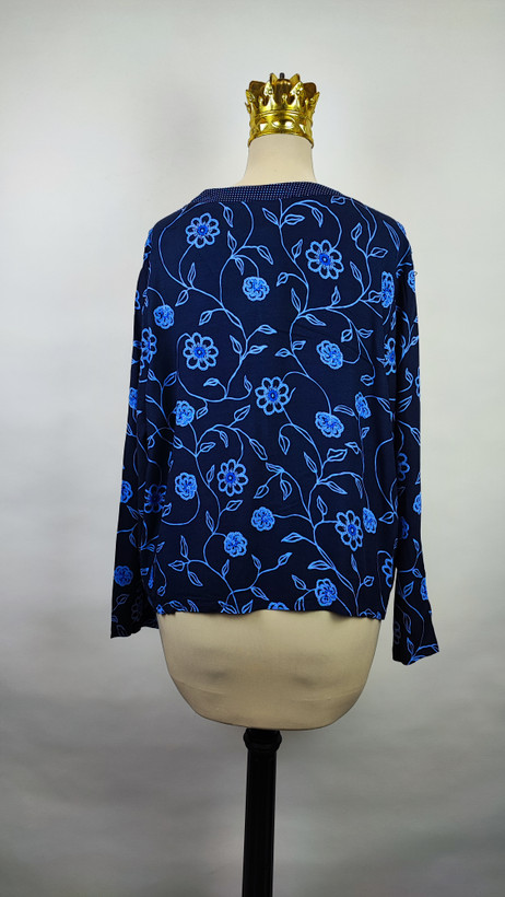 شومیز مجلسی زنانه سرمهای با گلهای آبی وارداتی کد ۱ * تصویر جزئیات: نمای نزدیک از زدگی جزئی پارچه در قسمت سرشانه شومیز استوک