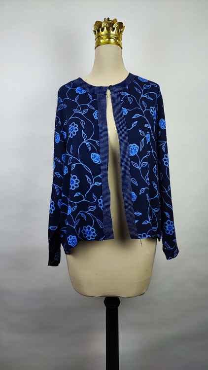 شومیز مجلسی زنانه سرمهای با گلهای آبی وارداتی کد ۱ * تصویر جزئیات: نمای نزدیک از زدگی جزئی پارچه در قسمت سرشانه شومیز استوک