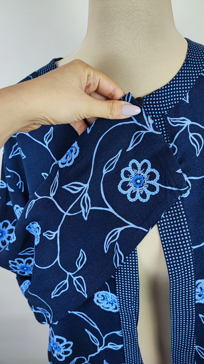 شومیز مجلسی زنانه سرمهای با گلهای آبی وارداتی کد ۱ * تصویر جزئیات: نمای نزدیک از زدگی جزئی پارچه در قسمت سرشانه شومیز استوک