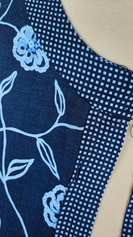 شومیز مجلسی زنانه سرمهای با گلهای آبی وارداتی کد ۱ * تصویر جزئیات: نمای نزدیک از زدگی جزئی پارچه در قسمت سرشانه شومیز استوک