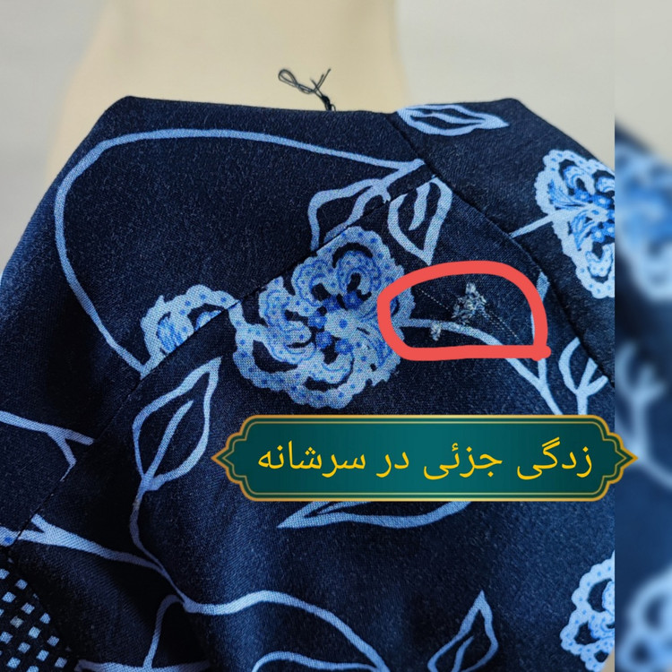 شومیز مجلسی زنانه سرمهای با گلهای آبی وارداتی کد ۱ * تصویر جزئیات: نمای نزدیک از زدگی جزئی پارچه در قسمت سرشانه شومیز استوک