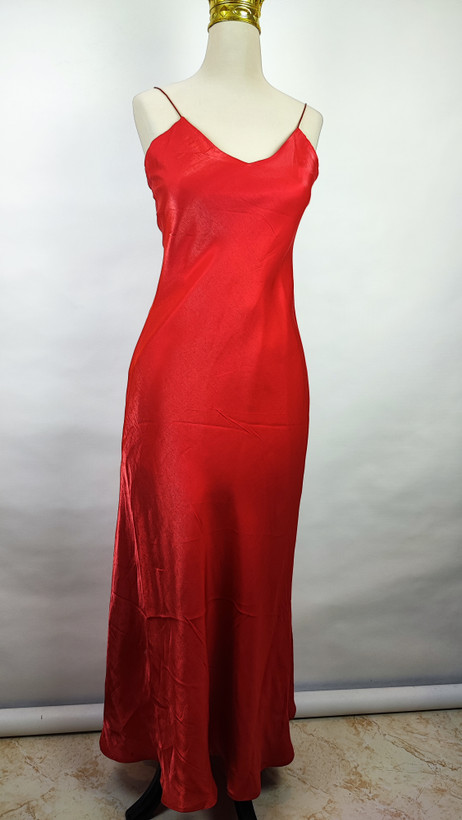 پیراهن بلند مجلسی ساتن قرمز زنانه وارداتی کد ۲ * نمای تنخور: پیراهن ماکسی مدل اسلیپ (بندی) با پارچه ساتن ابریشمی براق