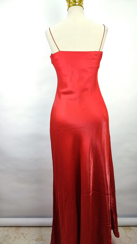 پیراهن بلند مجلسی ساتن قرمز زنانه وارداتی کد ۲ * نمای تنخور: پیراهن ماکسی مدل اسلیپ (بندی) با پارچه ساتن ابریشمی براق