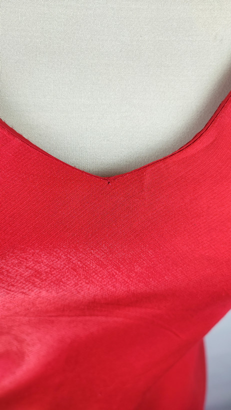 پیراهن بلند مجلسی ساتن قرمز زنانه وارداتی کد ۲ * نمای تنخور: پیراهن ماکسی مدل اسلیپ (بندی) با پارچه ساتن ابریشمی براق