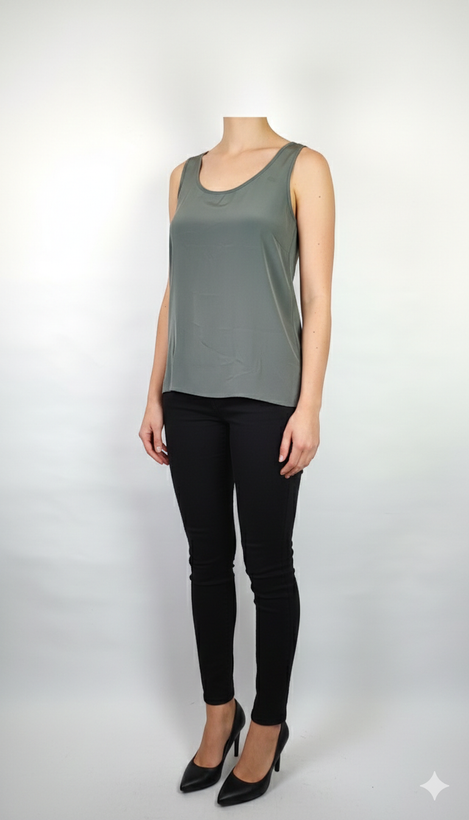 تاپ رکابی مجلسی زنانه رنگ خاکستری (طوسی) وارداتی کد ۳ * تصویر جزئیات: نمای نزدیک از لکه بسیار جزئی روی بافت پارچه تاپ ساتن استوک