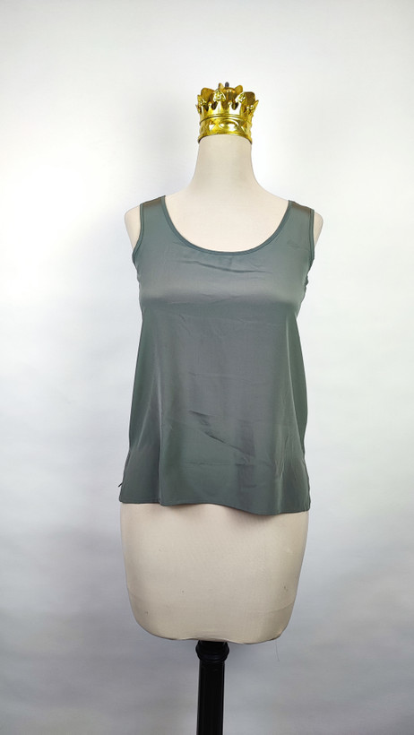 تاپ رکابی مجلسی زنانه رنگ خاکستری (طوسی) وارداتی کد ۳ * تصویر جزئیات: نمای نزدیک از لکه بسیار جزئی روی بافت پارچه تاپ ساتن استوک