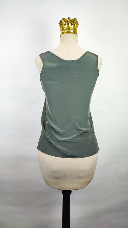 تاپ رکابی مجلسی زنانه رنگ خاکستری (طوسی) وارداتی کد ۳ * تصویر جزئیات: نمای نزدیک از لکه بسیار جزئی روی بافت پارچه تاپ ساتن استوک