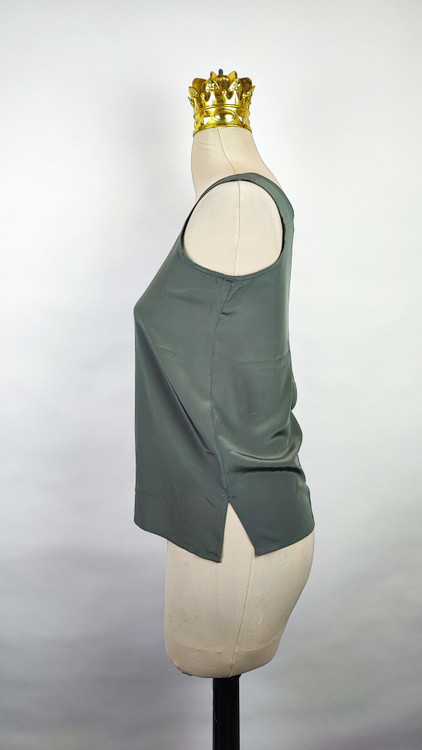 تاپ رکابی مجلسی زنانه رنگ خاکستری (طوسی) وارداتی کد ۳ * تصویر جزئیات: نمای نزدیک از لکه بسیار جزئی روی بافت پارچه تاپ ساتن استوک