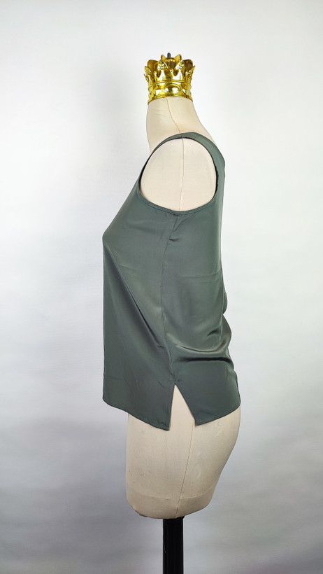 تاپ رکابی مجلسی زنانه رنگ خاکستری (طوسی) وارداتی کد ۳ * تصویر جزئیات: نمای نزدیک از لکه بسیار جزئی روی بافت پارچه تاپ ساتن استوک