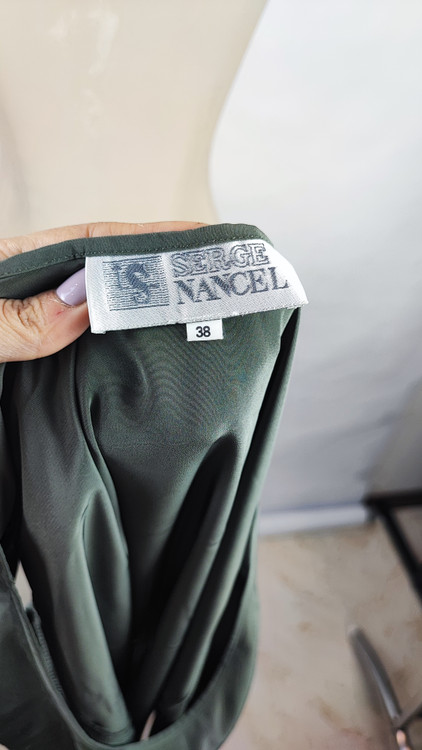 تاپ رکابی مجلسی زنانه رنگ خاکستری (طوسی) وارداتی کد ۳ * تصویر جزئیات: نمای نزدیک از لکه بسیار جزئی روی بافت پارچه تاپ ساتن استوک