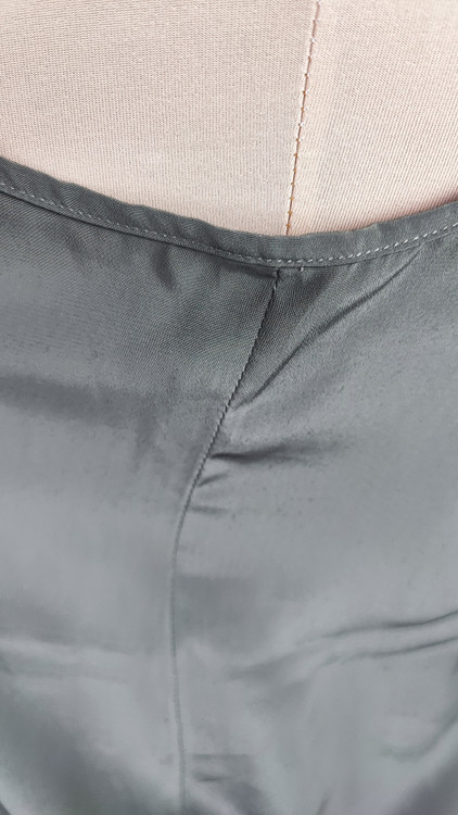 تاپ رکابی مجلسی زنانه رنگ خاکستری (طوسی) وارداتی کد ۳ * تصویر جزئیات: نمای نزدیک از لکه بسیار جزئی روی بافت پارچه تاپ ساتن استوک