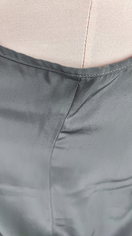 تاپ رکابی مجلسی زنانه رنگ خاکستری (طوسی) وارداتی کد ۳ * تصویر جزئیات: نمای نزدیک از لکه بسیار جزئی روی بافت پارچه تاپ ساتن استوک