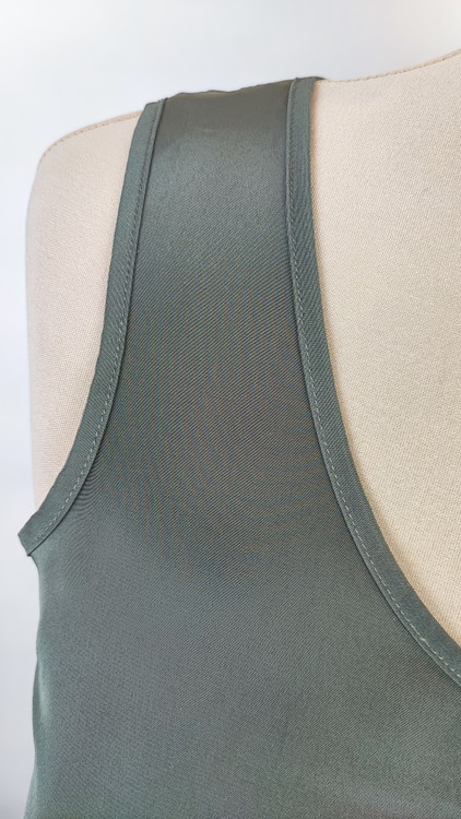 تاپ رکابی مجلسی زنانه رنگ خاکستری (طوسی) وارداتی کد ۳ * تصویر جزئیات: نمای نزدیک از لکه بسیار جزئی روی بافت پارچه تاپ ساتن استوک