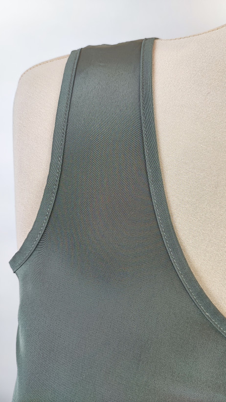 تاپ رکابی مجلسی زنانه رنگ خاکستری (طوسی) وارداتی کد ۳ * تصویر جزئیات: نمای نزدیک از لکه بسیار جزئی روی بافت پارچه تاپ ساتن استوک