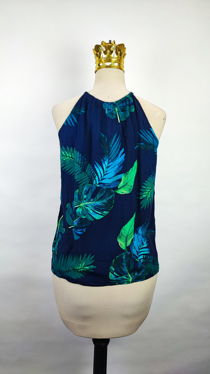 تاپ زنانه یقه پشتگردنی سرمهای با طرح برگهای سبز هاوایی وارداتی کد ۱۶۰۴ * نمای تنخور: مدل تاپ خنک و تابستانی زنانه مناسب سایز ۴۲ و ۴۴ استوک برند