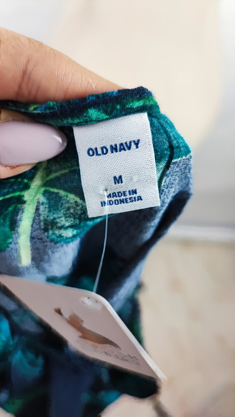 تاپ زنانه یقه پشتگردنی سرمهای با طرح برگهای سبز هاوایی وارداتی کد ۱۶۰۴ * نمای تنخور: مدل تاپ خنک و تابستانی زنانه مناسب سایز ۴۲ و ۴۴ استوک برند