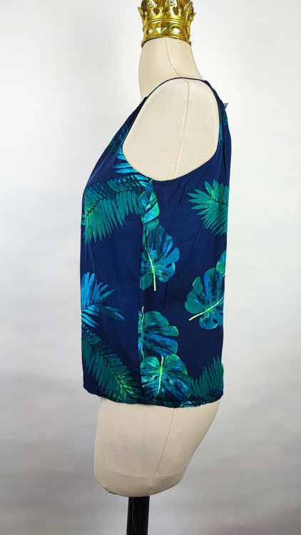 تاپ زنانه یقه پشتگردنی سرمهای با طرح برگهای سبز هاوایی وارداتی کد ۱۶۰۴ * نمای تنخور: مدل تاپ خنک و تابستانی زنانه مناسب سایز ۴۲ و ۴۴ استوک برند