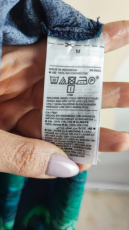 تاپ زنانه یقه پشتگردنی سرمهای با طرح برگهای سبز هاوایی وارداتی کد ۱۶۰۴ * نمای تنخور: مدل تاپ خنک و تابستانی زنانه مناسب سایز ۴۲ و ۴۴ استوک برند