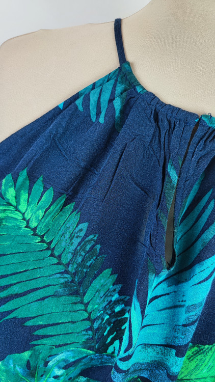 تاپ زنانه یقه پشتگردنی سرمهای با طرح برگهای سبز هاوایی وارداتی کد ۱۶۰۴ * نمای تنخور: مدل تاپ خنک و تابستانی زنانه مناسب سایز ۴۲ و ۴۴ استوک برند