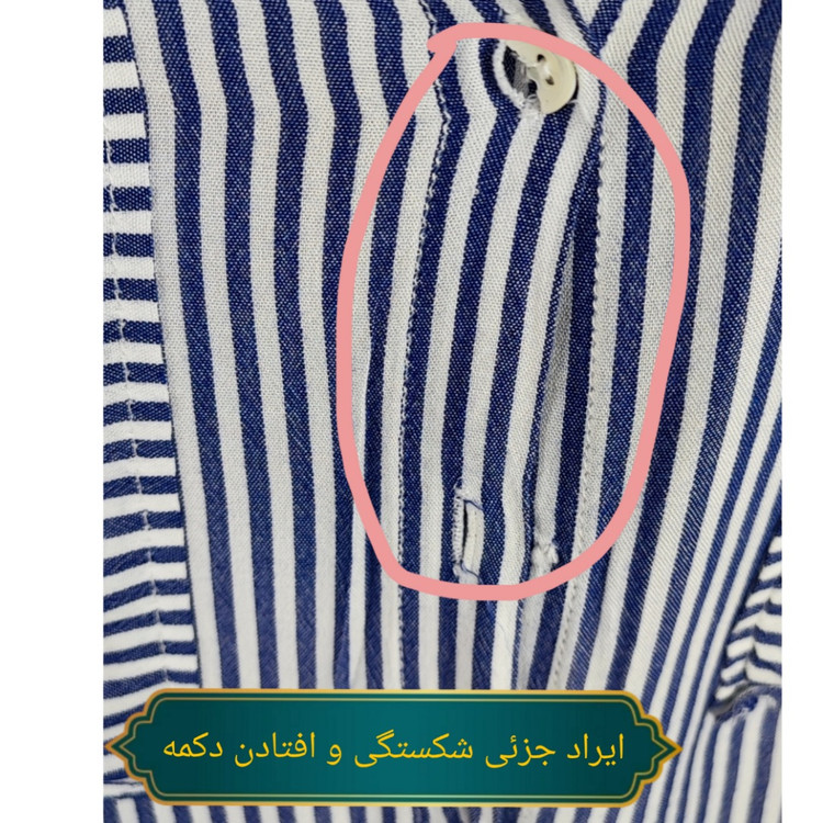 شومیز سفید زنانه با طرحهای انتزاعی مشکی و یقه کراواتی کد ۱۹۷۰ * تصویر جزئیات: نمای نزدیک از دکمه شومیز مجلسی وارداتی جهت بررسی ایراد جزئی