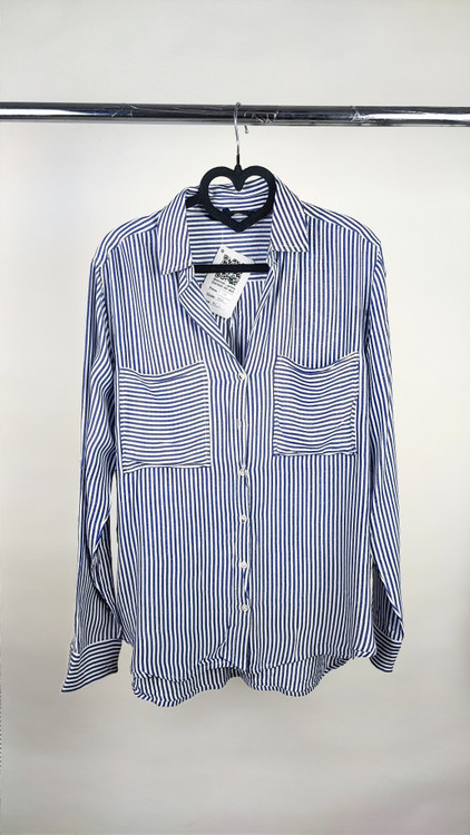 شومیز سفید زنانه با طرحهای انتزاعی مشکی و یقه کراواتی کد ۱۹۷۰ * تصویر جزئیات: نمای نزدیک از دکمه شومیز مجلسی وارداتی جهت بررسی ایراد جزئی