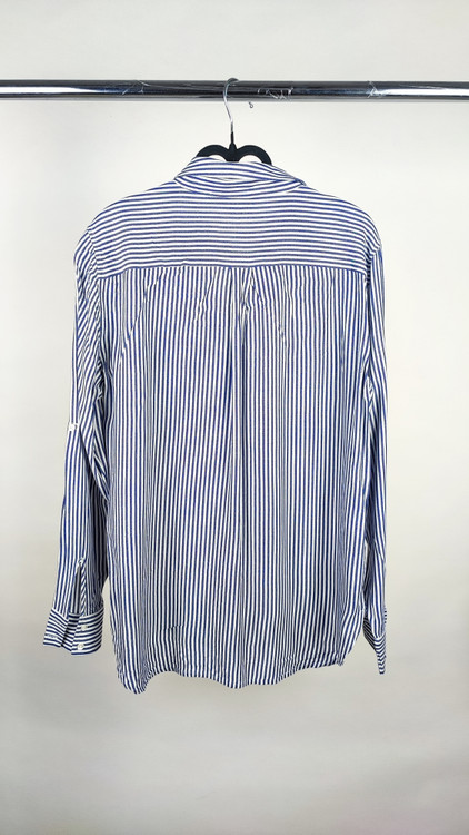 شومیز سفید زنانه با طرحهای انتزاعی مشکی و یقه کراواتی کد ۱۹۷۰ * تصویر جزئیات: نمای نزدیک از دکمه شومیز مجلسی وارداتی جهت بررسی ایراد جزئی