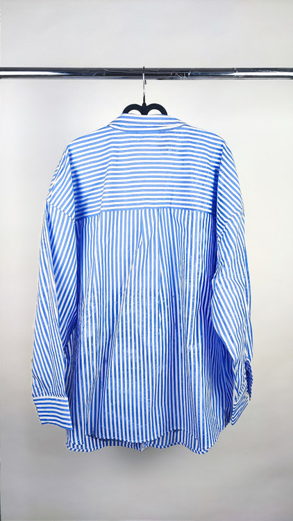 شومیز سایز بزرگ زنانه وارداتی راه راه آبی روشن و سفید مدل دکمهدار کد