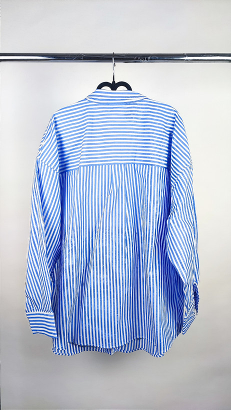 شومیز سایز بزرگ زنانه وارداتی راه راه آبی روشن و سفید مدل دکمهدار کد